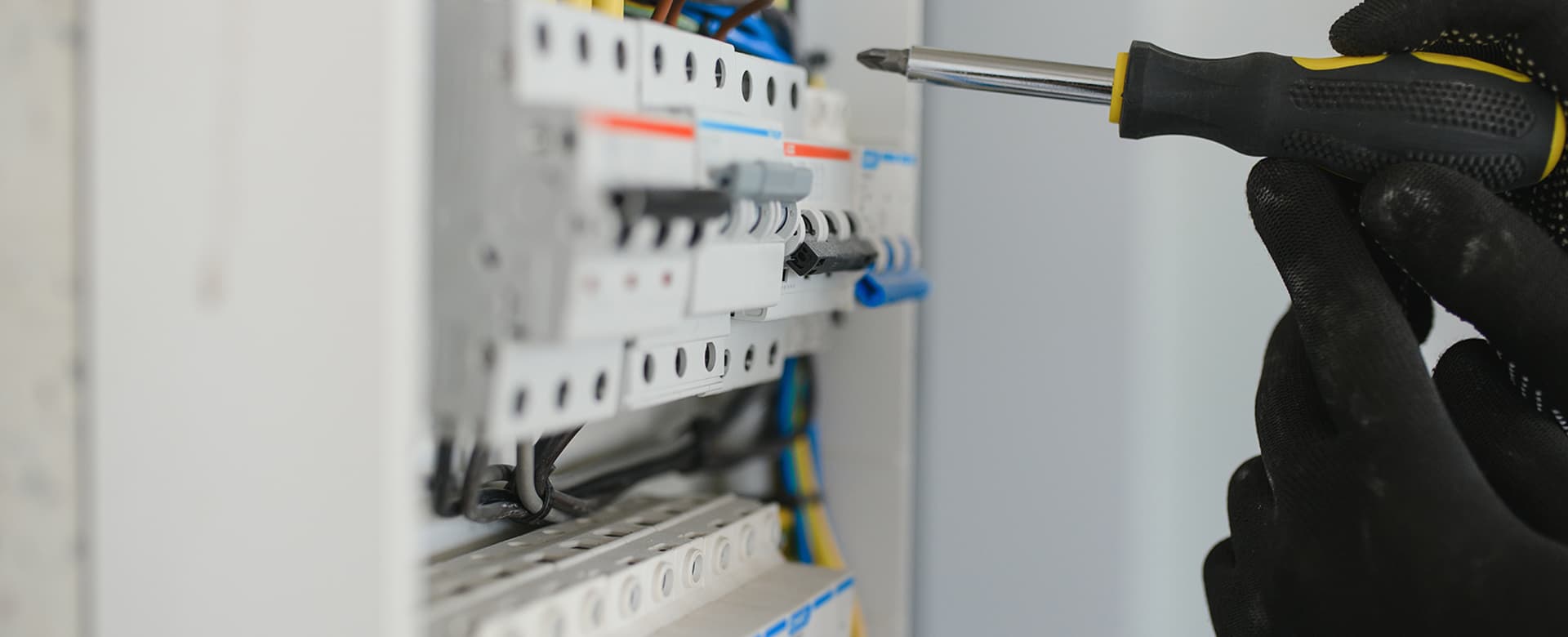 Électricien à Saintes en intervention